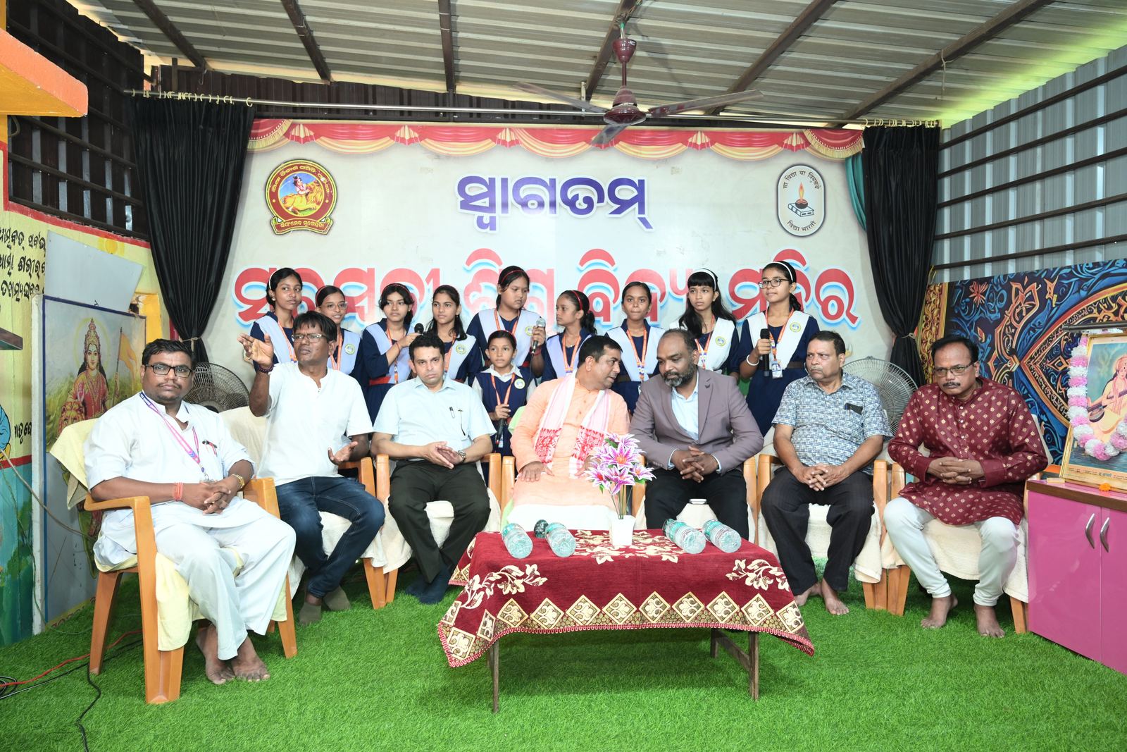 Guests and doctors on the dais